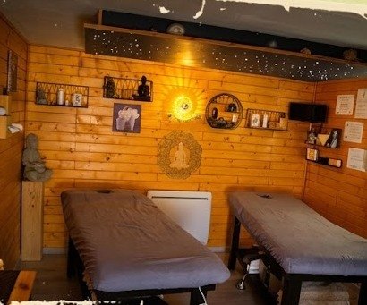 Intérieur de la cabine en bois avec deux tables de massage sous une voûte étoilée